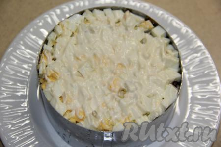 Яйца предварительно сварить вкрутую (варим, примерно, 8-10 минут с момента закипания) и остудить. Нарезать яйца на мелкие кубики и выложить поверх грибов. Смазать яичный слой майонезом.