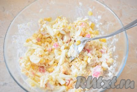 Готовый салат немного охладите перед подачей.