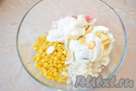 Остывшие яйца очистите от скорлупы и мелко нарежьте. Затем добавьте их к рису, кукурузе и крабовым палочкам, заправьте салат небольшим количеством майонеза, посолите по вкусу, перемешайте. Соотношение&nbsp;ингредиентов каждый может изменить по своему вкусу.