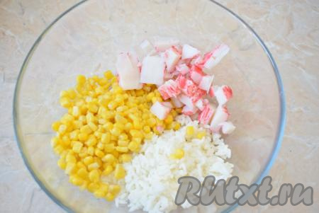 Крабовые палочки необходимо заранее разморозить. Затем нарежьте их на небольшие кусочки и добавьте в салат из риса и кукурузы.