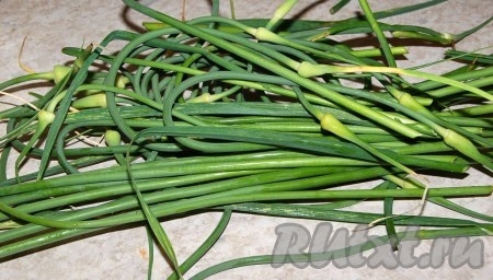 Принести с огорода стрелки чеснока.