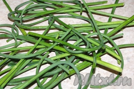 Оборвать головки, оставить только стебли.