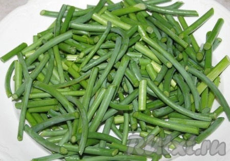 Нарезать небольшими кусочками.