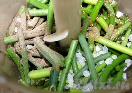 Сложить нарезанные кусочки стрелок чеснока в блендер, добавить соль, перец, кориандр. 