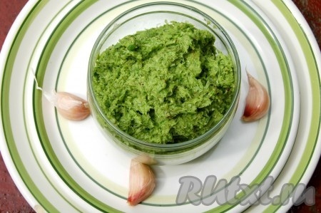 Разложить заготовку из стрелок чеснока по баночкам и убрать в холодильник.