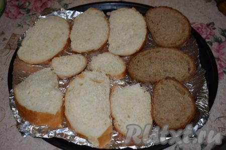 Кусочки батона выкладываем на противень, застеленный фольгой (можно застелить и пергаментом).