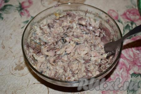 Консервы выкладываем в тарелку, разминаем вилкой и добавляем немного жидкости, в которой были консервы, масса должна получиться нежной и сочной.