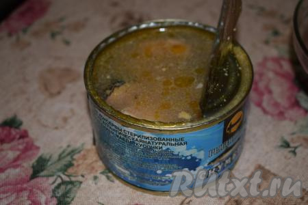 Открываем рыбные консервы (подойдут практически любые консервы в масле, например, сайра, скумбрия, сардины и т.д.) и сливаем большую часть жидкости (немного жидкости оставляем для сочности начинки).