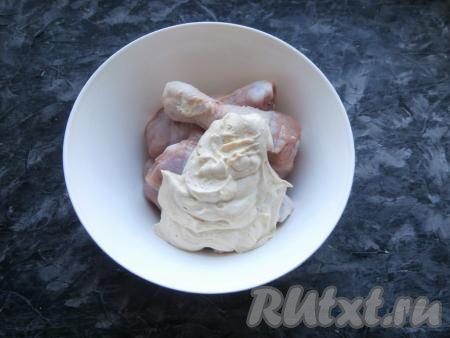 Сметанный маринад добавить к ножкам, перемешать и оставить, как минимум, на 1 час.