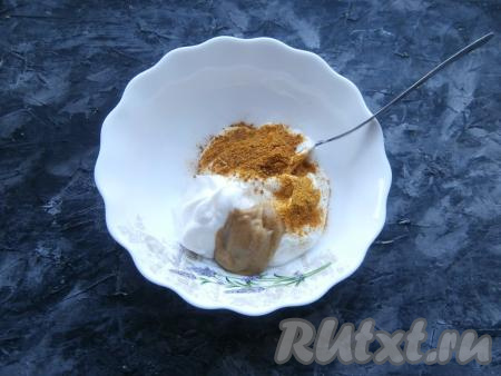 К сметане всыпать соль и специи для курицы. Ещё&nbsp;можно дополнительно добавить горчицу, она придаст цвет и добавит вкус нашим запечённым ножкам. Хорошо перемешать сметанный маринад.