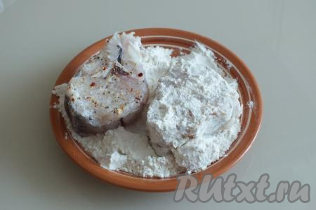 В тарелку насыпьте муку. Обваляйте в ней каждый кусочек пикши со всех сторон.