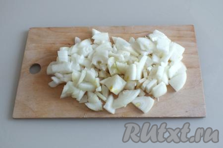 Очистите репчатый лук, нарежьте его на средние кусочки (ориентировочно толщиной 0,5 см).