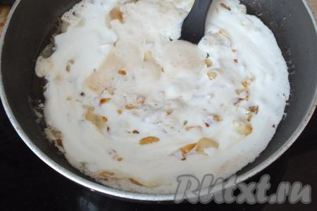 После закипания прогрейте соус на умеренном огне в течение 3-4 минут.