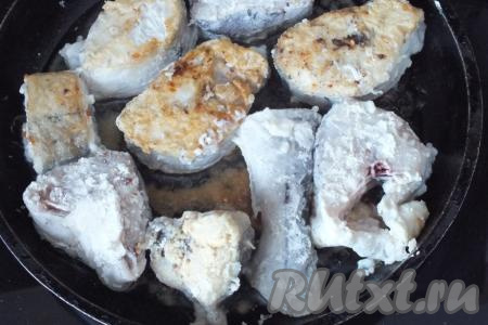 В другой сковороде, в которой в дальнейшем будете готовить блюдо, разогрейте 60 мл&nbsp;растительного масла, выложите кусочки пикши, обваленные в муке. Обжаривайте кусочки рыбы на умеренном огне с двух сторон до румяной корочки (примерно, по 3-4 минуты с каждой стороны).