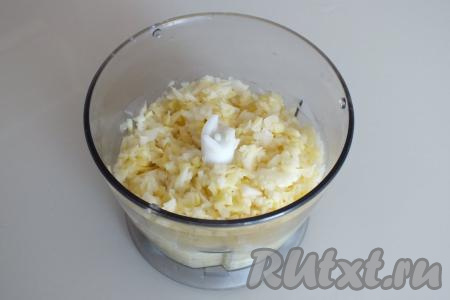 Картофель очистите, разрежьте на несколько частей, пробейте в блендере в пульсовом режиме. Картофель не должен превратиться в кашу, а скорее напоминать мелкую крошку. Если блендер у вас отсутствует, нарежьте картофель на очень мелкие кубики (ориентировочно, размером около 2 мм) или натрите на крупной тёрке.