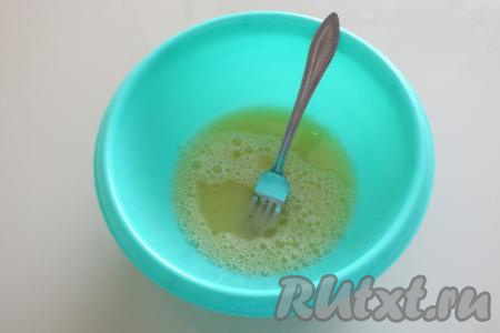 Добавьте 1 столовую ложку растительного масла, ещё&nbsp;раз хорошо перемешайте.