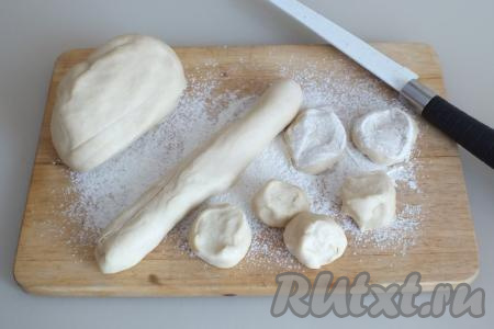 По истечении времени тесто поделите на 4 части. Каждую часть скатайте в "колбаску". Каждую "колбаску" разрежьте на 6-7 кусочков. Каждый кусочек обваляйте в муке и прижмите пальцами.