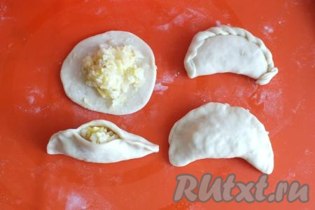 Затем возьмите одну лепёшечку, выложите на середину неполную столовую ложку картофельной начинки, соедините края теста, формируя вареник. Место соединения, по желанию, оформите "верёвочкой". Таким образом сформируйте все вареники с картошкой. 