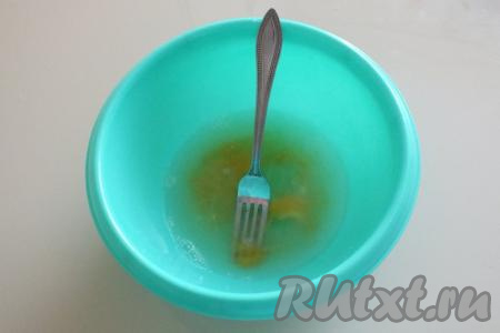 Приготовление вареников начните с замешивания теста, для этого в миску налейте 150 мл&nbsp;кипячёной&nbsp;холодной воды, добавьте яйцо, соль, взбейте вилкой.