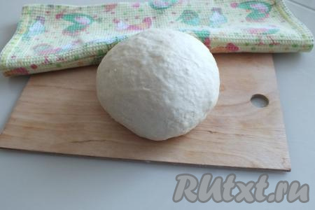 Готовое тесто для вареников должно получиться эластичным, податливым, не растекаться на поверхности. К рукам оно может липнуть, но незначительно. Прикройте тесто полотенцем и оставьте на 20 минут при комнатной температуре.