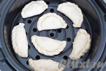 Готовить вареники на пару можно в мультиварке, мантоварке или пароварке. Смажьте чашу пароварки 0,5 чайной ложки растительного масла. Выложите вареники&nbsp;на расстоянии друг от друга. Закройте крышку и отваривайте на пару в течение 30 минут.