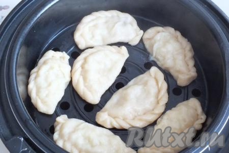 Через 30 минут вареники будут готовы. Извлеките их&nbsp;из чаши&nbsp;с помощью лопатки - так они не порвутся.
