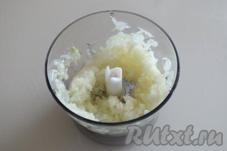 Пока тесто "отдыхает", приготовьте начинку. Начните с лука. Очистите большую луковицу, разрежьте на несколько частей и пробейте в чаше блендера&nbsp;почти в кашицу (или натрите на тёрке), затем переложите в миску.