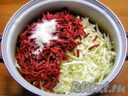 В глубокую кастрюлю перекладываем капусту и&nbsp;свеклу, добавляем воду и соль. Лучше всего подойдёт соль крупного помола, но если её нет, можно использовать и мелкую. Главное, чтобы соль была не йодированная.