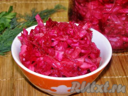 Капуста, квашеная со свеклой в банке