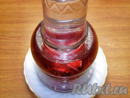 На капустные листы ставим груз (можно использовать бутылку с водой), можно накрыть марлей, чтобы в банку не попадала пыль. Оставляем капусту со свеклой кваситься на 3 дня при комнатной температуре.