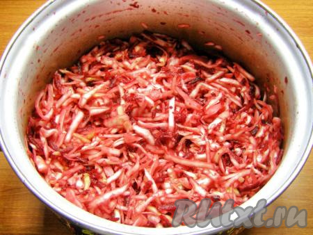 Перемешиваем капусту со свеклой и солью, немного мнём руками. Сильно мять не советую, потому что капуста может получиться мягкой и не будет хрустеть.