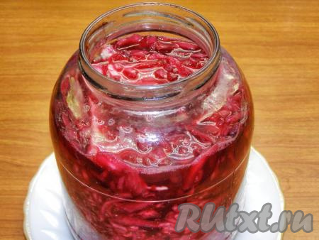 Через 3 дня в банке с квашеной капустой со свеклой образуется много сока и может появиться пена. Если образовалась пена, аккуратно её убираем ложкой, затем достаём из банки крупные капустные листы.