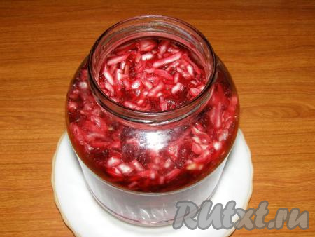 Банку для квашения капусты лучше взять на 2 или 3 литра. Тщательно её моем, можно даже ополоснуть кипятком и дать остыть. Перекладываем капусту в банку и плотно приминаем. В дальнейшем в процессе квашения капусты может выделяться много сока и он может переливаться через край банки, поэтому банку лучше поставить в глубокую тарелку (или миску).