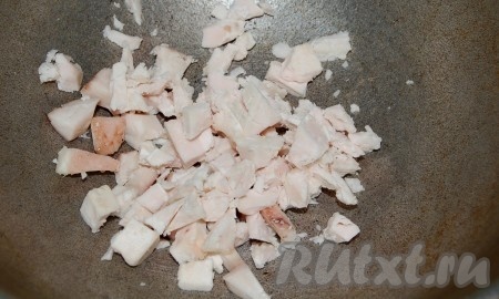 Нарезать курдючное сало мелкими кусочками и растопить  в казане.