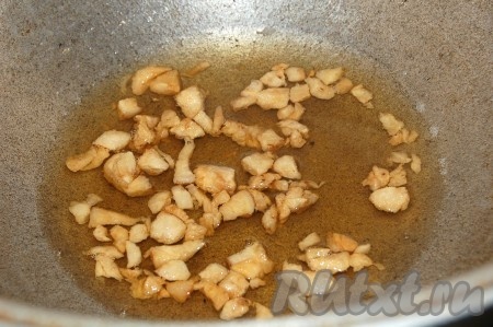 Вытащить шкварки из казана.