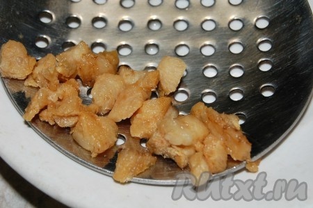 Вытащить шкварки из казана.