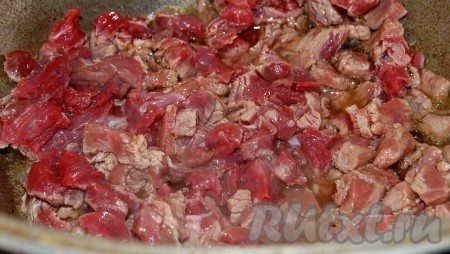 Мясо нарезать мелкими кусочками и опустить обжариваться в казан.