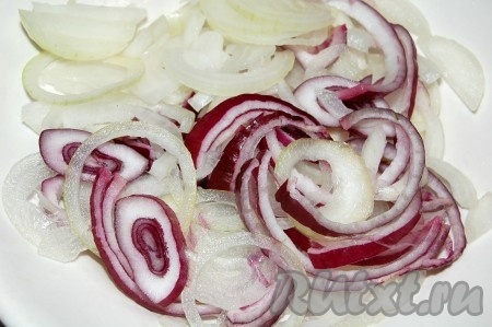 Нарезать лук репчатый кольцами и добавить к мясу.