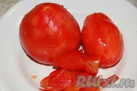 Взять помидоры. У нескольких помидор снять шкурку. Для этого надо залить помидоры кипятком на 2 минуты, затем сразу же залить холодной водой, и шкурка легко снимется. 