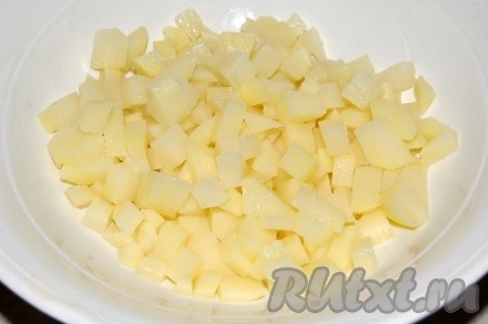 Пока мясо тушится с луком и помидорами, подготовить овощи для лагмана. Нарезать картофель мелкими кубиками.