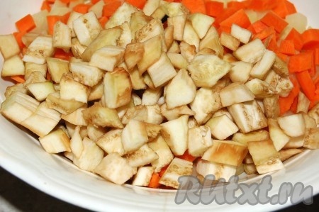 Баклажан очистить от кожицы и нарезать мелкими кубиками.