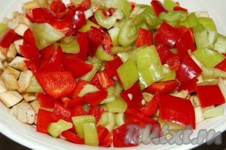 Перцы нарезать мелкими кубиками.