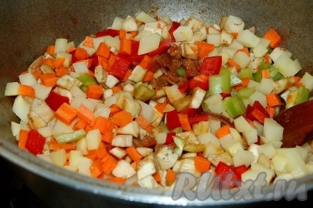 Все овощи отправить в казан. Добавить воду или мясной бульон до уровня, чтобы был выше овощей на два пальца. По мере выкипания воды, добавлять ее до этого же уровня.