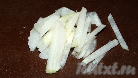 Редьку нарезать тонкой соломкой.