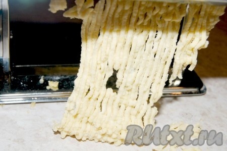 Через 30 мин. после закладки овощей добавить в лагман лапшу. Можно использовать готовую лапшу. А можно приготовить лапшу и дома.