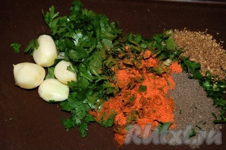 Приготовить кинзу, черный и красный перцы, зиру, соль, чеснок. Добавить в казан вместе с лапшой. Проварить 5 минут и выключить огонь. Лагман наш готов.