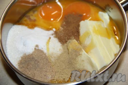 Для замешивания пряничного теста, нужно заранее желтки отделить от белков и взвесить, нам для теста понадобится 100 грамм желтков (это, примерно, 3-4 желтка). В сотейник поместить масло, сахар, желтки, мёд, соду, корицу, имбирь, мускатный орех.