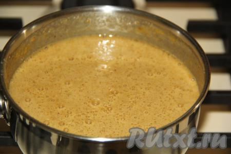Перемешать венчиком и поставить на огонь. Довести массу до кипения на среднем огне при помешивании. Масса слегка увеличится в объёме.