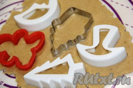 Готовое тесто для пряников на поверхности, припылённой мукой, раскатать скалкой в пласт толщиной 0,5 см. Вырезать пряники любой формы.