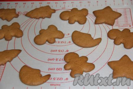 Выпекать пряники в разогретой духовке, примерно, 10-15 минут (до лёгкого золотистого цвета) при температуре 200 градусов. Затем достать и дать полностью остыть.